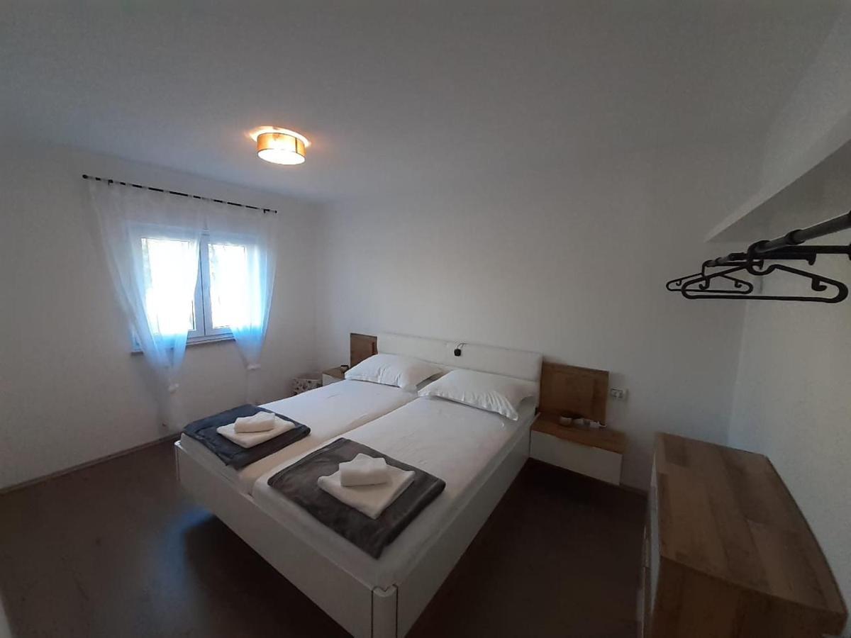 Holiday House Emjalemi Pula Luaran gambar