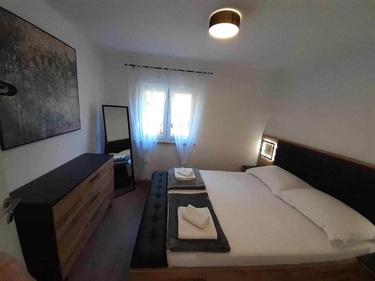 Holiday House Emjalemi Pula Luaran gambar