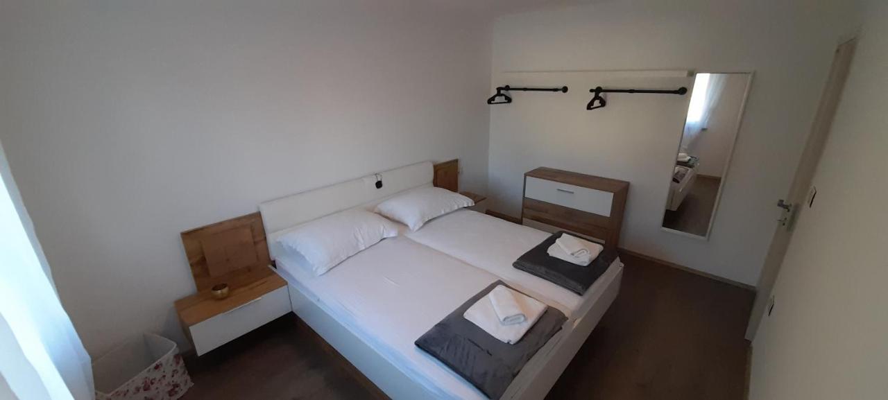 Holiday House Emjalemi Pula Luaran gambar