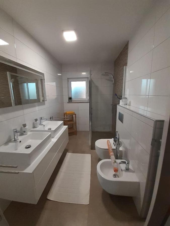 Holiday House Emjalemi Pula Luaran gambar