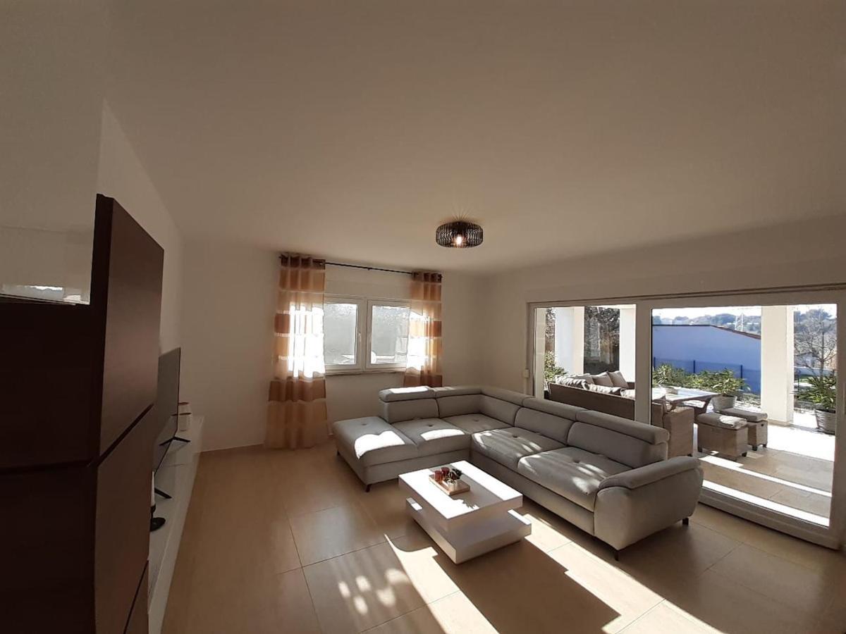 Holiday House Emjalemi Pula Luaran gambar