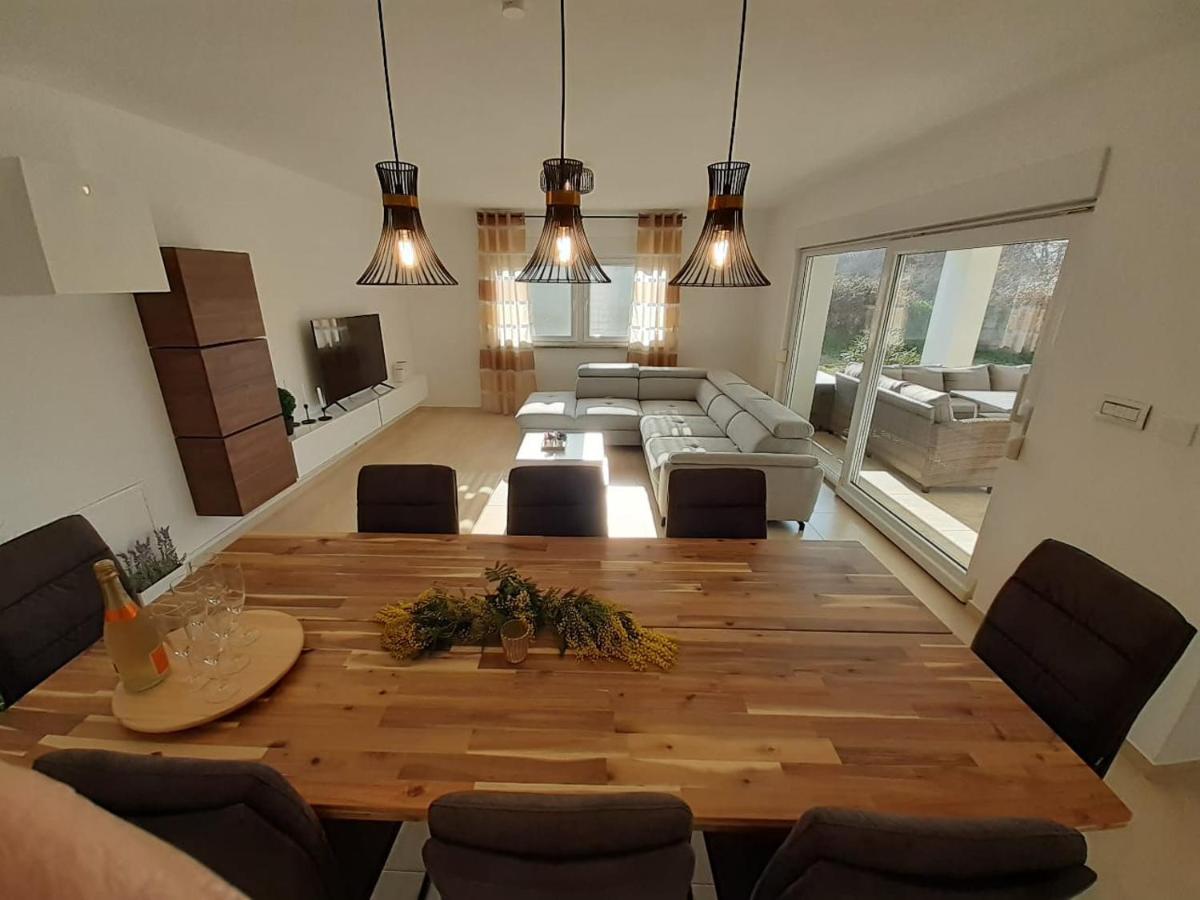 Holiday House Emjalemi Pula Luaran gambar
